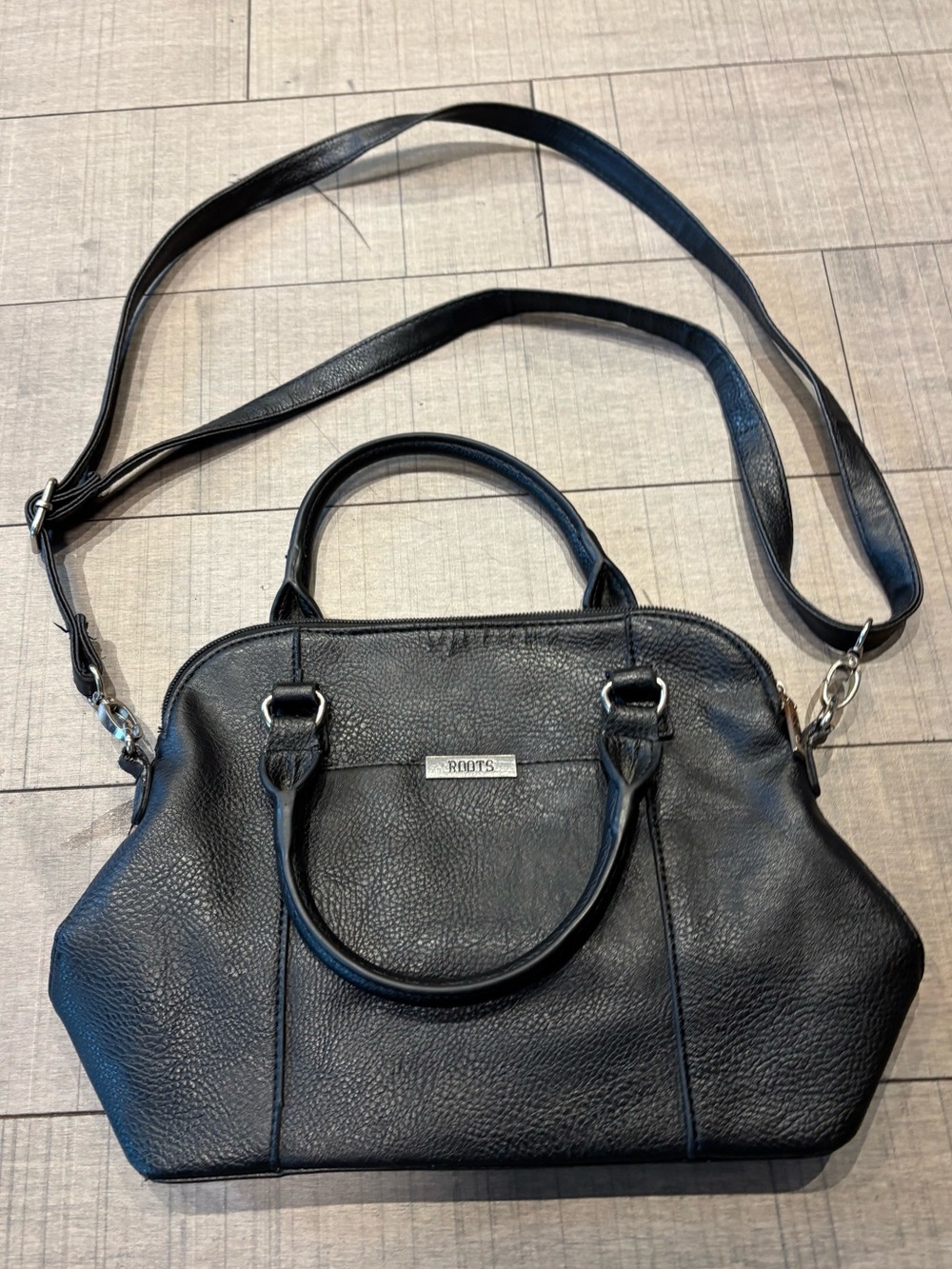 🎀3/$30🎀Roots Black Leather Crossbody Satchel-Small imperfection in photo 3